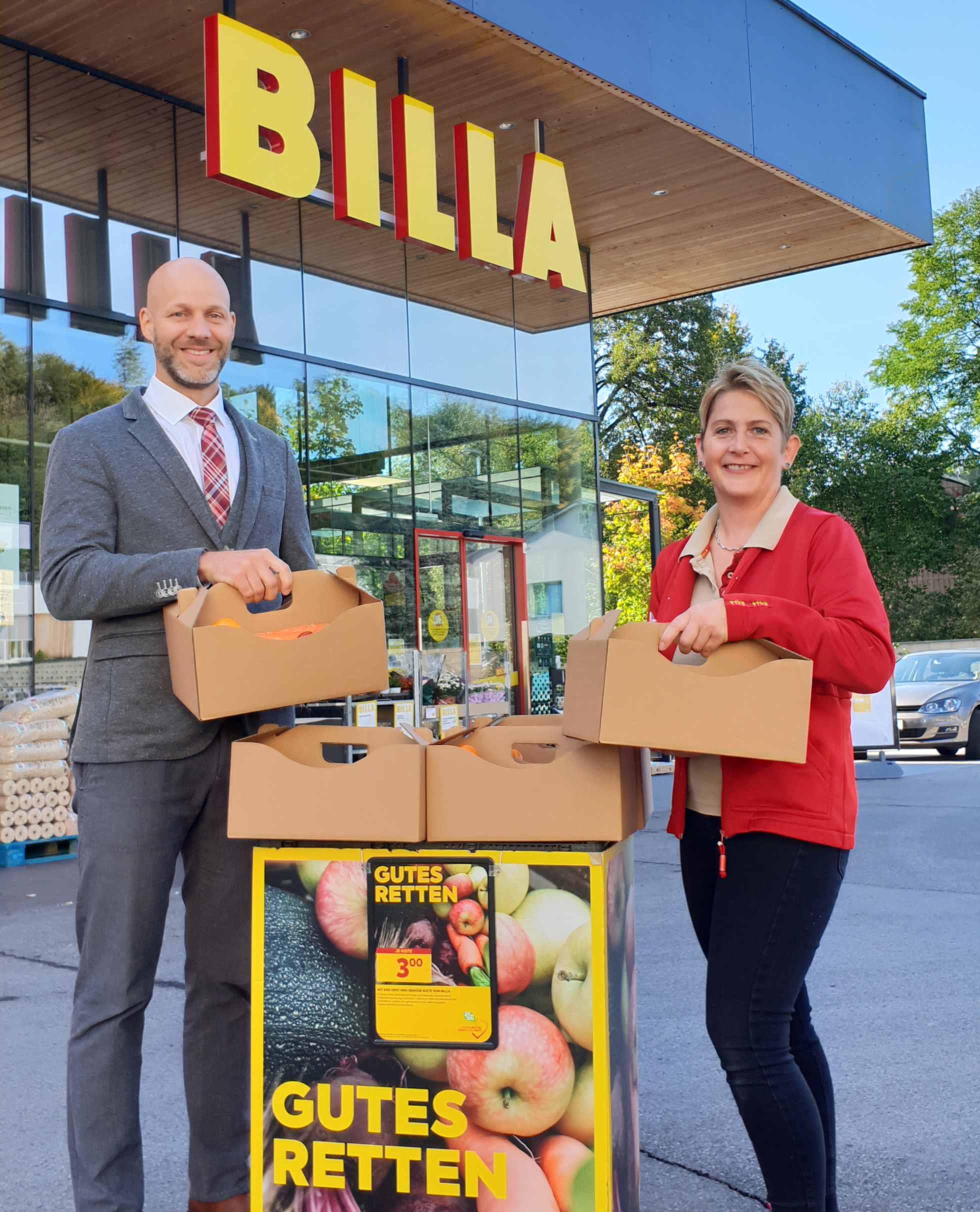 v.l.: BILLA Vertriebsdirektor Peter Gschiel und BILLA Marktmanagerin in Graz-Mariatroster Straße 142 Elisabeth Heigl mit den Obst- & Gemüse-Kisterl.
