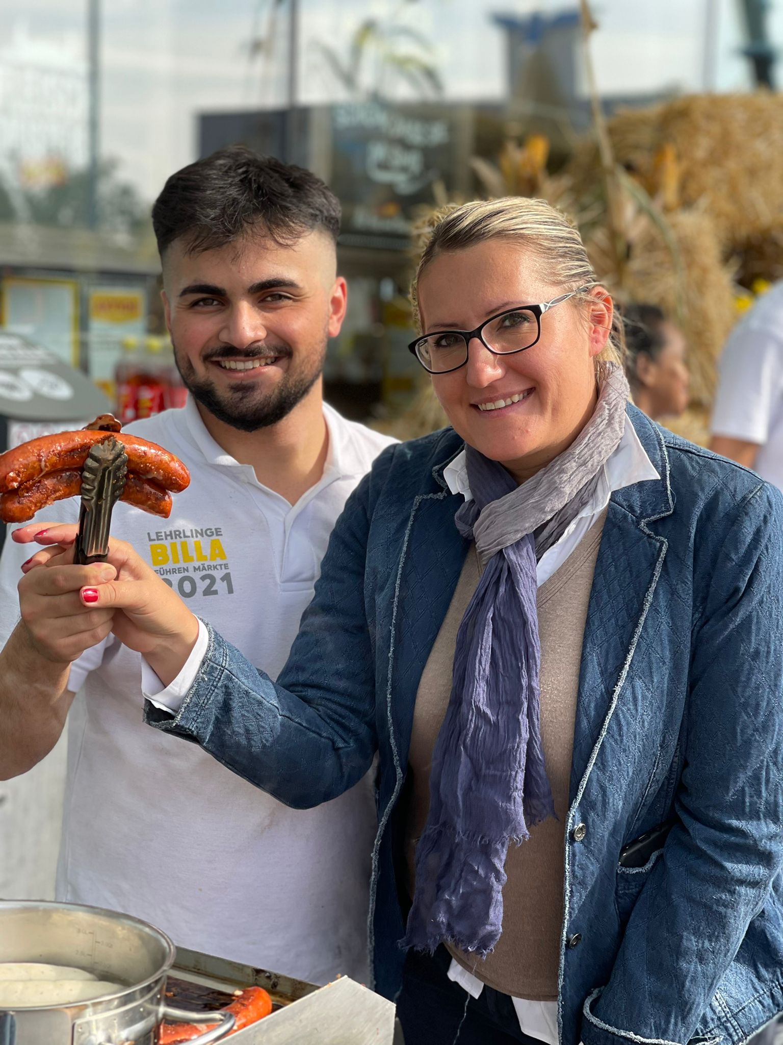 v.l.: Suzana Bauer (BILLA Vertriebsmanagerin) und Murat Ceper (BILLA Lehrling) halfen bei der Oktoberfest-Spendenaktion für die ITA fleißig mit.