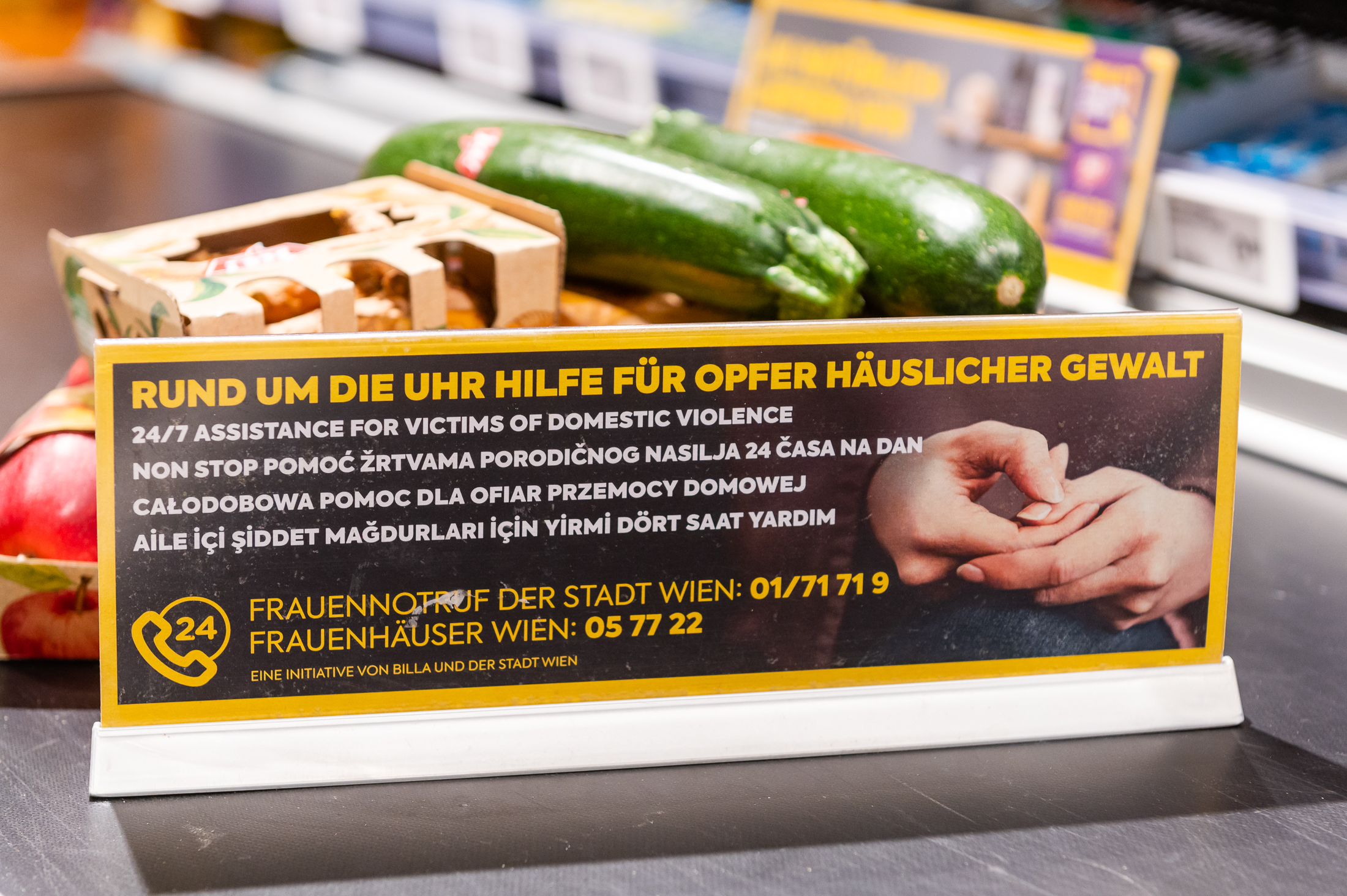 In allen 336 Wiener BILLA und BILLA PLUS Märkten informieren auch die Warentrenner auf den Kassen über die Frauennotrufnummern.
