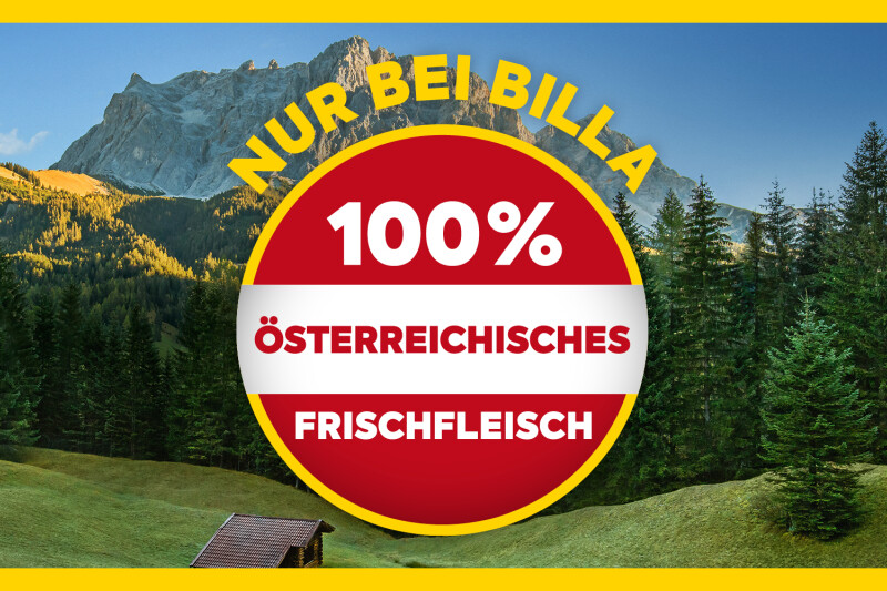 Ein rundes Etikett mit rotem Hintergrund und weißer Schrift, das "100% österreichisches Frischfleisch" sagt, umgeben von einer gelben Umrandung mit dem Text "Nur bei BILLA". Im Hintergrund eine malerische Berg- und Waldlandschaft.