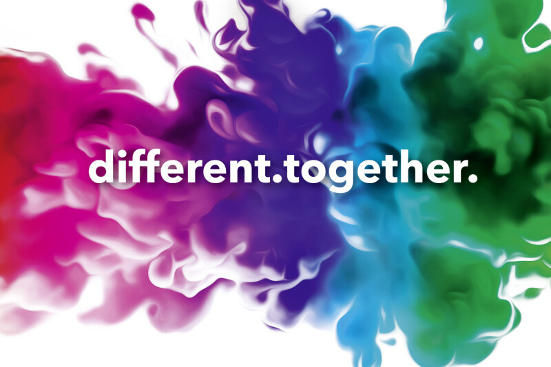 Bunte Farbwolken in Gelb, Pink, Lila, Blau und Grün, die ineinander übergehen, mit dem Text "different.together." in der Mitte.