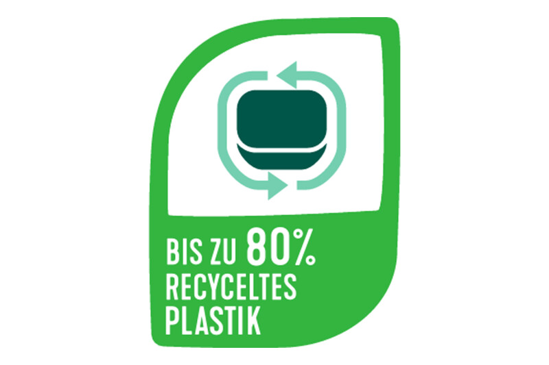 Ein grünes Etikett mit einem Symbol für Recycling. Darunter steht: "Bis zu 80% recyceltes Plastik."