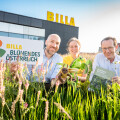 Vlnr: Roland Würflinger (Blühendes Österreich Generalsekretär), Irene Drozdowski (Obfrau und Gründerin des Landschaftspflegevereins Thermenlinie-Wienerwald-Wiener Becken) sowie Robert Nagele (BILLA Vorstand).