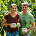 Angelika und Martin Köck mit der Ja! Natürlich Bio Papau Frucht