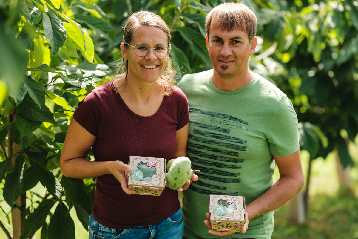 Angelika und Martin Köck mit der Ja! Natürlich Bio Papau Frucht