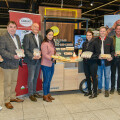 V.l.n.r.: Kurt Aschbacher (BILLA Vertriebsdirektor Kärnten und Osttirol), Edelbert Schmelzer (BILLA Vertriebsleiter), Dieter Obereder (Obmann Geflügelwirtschaft Kärnten), Astrid Brunner (1. Vizepräsidentin Landwirtschaftskammer Kärnten), Stefanie Ofner (Landtagsabgeordnete), Stefan Wakonig (Geschäftsführer Eierring Herzogstuhl), Daniel Marktl (Landwirt, Produzent Kärntner Bodenhaltungsei) und Sabine Ratz (REWE Regional Scout).