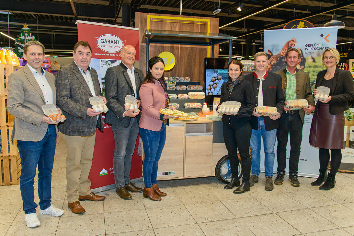 V.l.n.r.: Kurt Aschbacher (BILLA Vertriebsdirektor Kärnten und Osttirol), Edelbert Schmelzer (BILLA Vertriebsleiter), Dieter Obereder (Obmann Geflügelwirtschaft Kärnten), Astrid Brunner (1. Vizepräsidentin Landwirtschaftskammer Kärnten), Stefanie Ofner (Landtagsabgeordnete), Stefan Wakonig (Geschäftsführer Eierring Herzogstuhl), Daniel Marktl (Landwirt, Produzent Kärntner Bodenhaltungsei) und Sabine Ratz (REWE Regional Scout).