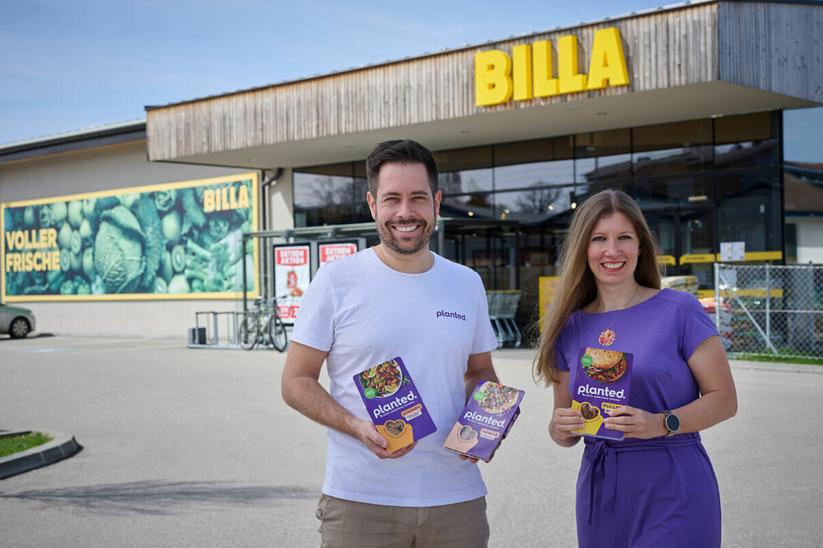 Pascal Bieri (Commercial Excellence und International Business Development bei „Planted“) und Verena Wiederkehr (BILLA Head of Plant-Based Business Development) freuen sich, dass die Produkte von „Planted“ ab sofort bei BILLA, BILLA PLUS und BILLA PFLANZILLA erhältlich sind.