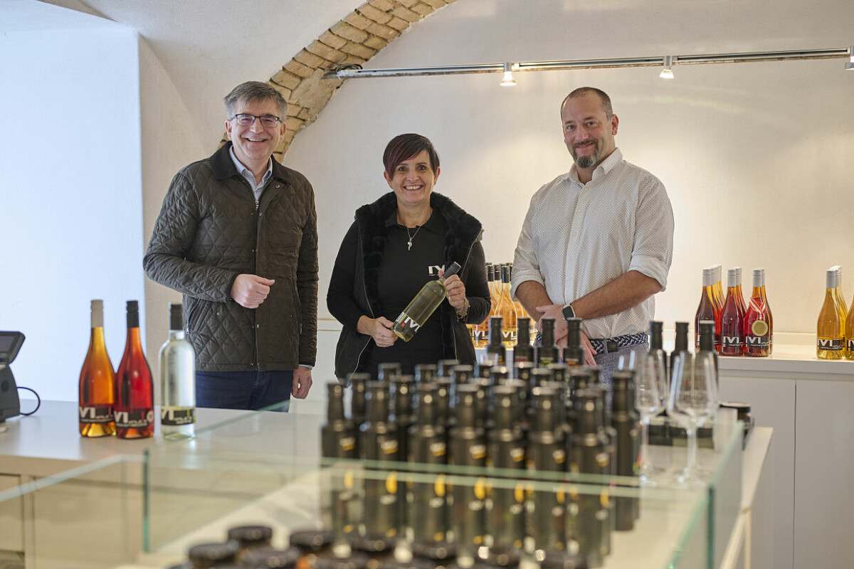 Thomas Steingruber (BILLA Vertriebsdirektor für Oberösterreich), Karin Maleninsky (Most- und Edelbrandsommeliere) und Albert Mayer (BILLA Regionalscout).