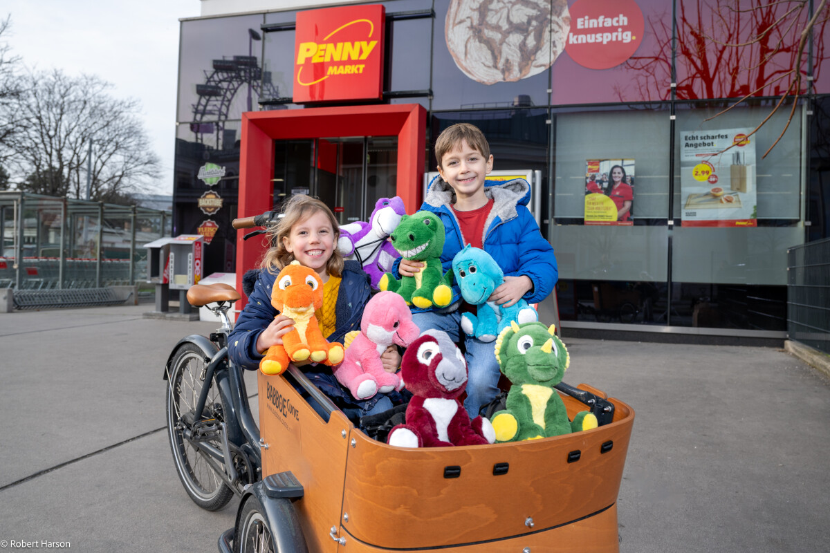 Ab Mitte Mai können Dinobegeisterte bei PENNY die Kuscheltiere der Dinobande sammeln