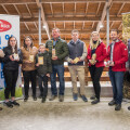 v.l.n.r. Hannes Wilhelmstätter (Geschäftsführer Pinzgau Milch), Elisabeth, Erika, Andi, Hans und Hannes Saller-Kraft (Bio-Landwirte), Klaudia Atzmüller (Geschäftsführerin Ja! Natürlich), Gerald Fischer (Gruppenleiter Bio Rohstoffmanagement und Qualitätsmanagement bei Ja! Natürlich), Sebastian Griessner (Obmann Pinzgau Milch)