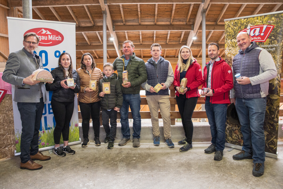 v.l.n.r. Hannes Wilhelmstätter (Geschäftsführer Pinzgau Milch), Elisabeth, Erika, Andi, Hans und Hannes Saller-Kraft (Bio-Landwirte), Klaudia Atzmüller (Geschäftsführerin Ja! Natürlich), Gerald Fischer (Gruppenleiter Bio Rohstoffmanagement und Qualitätsmanagement bei Ja! Natürlich), Sebastian Griessner (Obmann Pinzgau Milch)