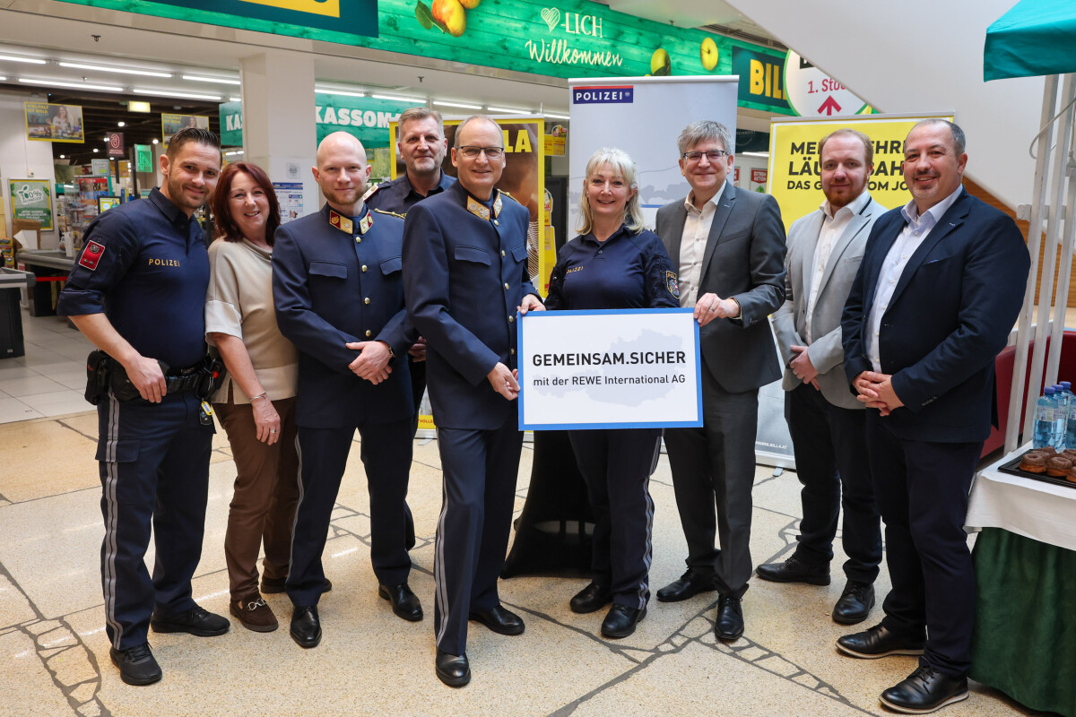 Mitte März fand vor dem BILLA PLUS Markt in der Linzer LentiaCity die Aktion „Coffee with Cops“ zwischen BILLA und der Polizei statt.