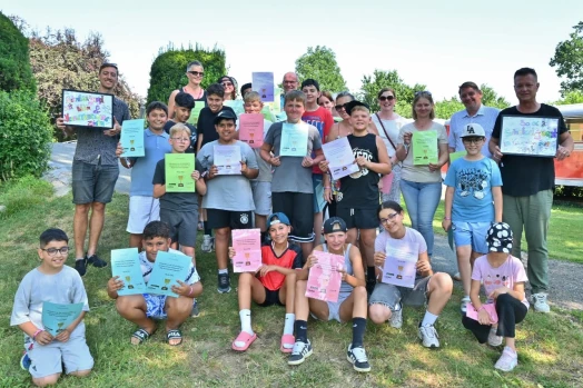 Kinder und Erwachsene mit Urkunden im Freien