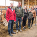 v.l.n.r: Gerald Fischer (Gruppenleiter Bio Rohstoffmanagement und Qualitätsmanagement bei Ja! Natürlich), Hans, Elisabeth, Andi, Erika, Hannes Saller-Kraft und Klaudia Atzmüller (Geschäftsführerin Klaudia Atzjmüller)