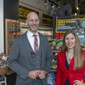 Peter Gschiel, BILLA Vertriebsdirektor in der Steiermark, und Verena Wiederkehr, BILLA Head of Plant-Based Business Development, freuen sich über die Eröffnung des österreichweit zweiten BILLA PFLANZILLA Stores in Graz.