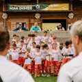 Rund 100 Kinder und Jugendliche haben dabei die Möglichkeit, zusammen mit den Nachwuchs-Coaches des FC Bayern München zu trainieren und Profiluft zu schnuppern.