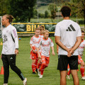 Rund 100 Kinder und Jugendliche haben dabei die Möglichkeit, zusammen mit den Nachwuchs-Coaches des FC Bayern München zu trainieren und Profiluft zu schnuppern.