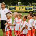 Rund 100 Kinder und Jugendliche haben dabei die Möglichkeit, zusammen mit den Nachwuchs-Coaches des FC Bayern München zu trainieren und Profiluft zu schnuppern.