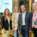 v.l.n.r. Verena Wiederkehr (BILLA Head of Plant-Based Business Development), Felicia Beck (Gruppenleiterin Nachhaltigkeit), Robert Nagele (BILLA Vorstand), Tanja Dietrich-Hübner (Senior Adviser Sustainability Unternehmenskommunikation und Public-Affairs & Vorständin BILLA gemeinnützige Privatstiftung Blühendes Österreich)