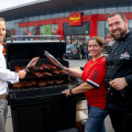 PENNY Geschäftsführer Kai Pataky, Bezirksrätin Martina Haslinger-Spitzer und Grillmeister Wolfgang Arndt (v.l.n.r.)