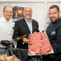 PENNY Verkaufsleiter Fleisch Thomas Ruhmer, Geschäftsführer Ralf Teschmit und Grillmeister Wolfgang Arndt (v.l.n.r.)