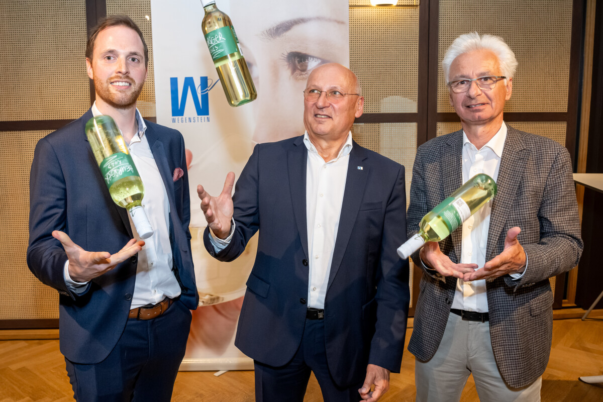 v.l.n.r.
Christoph Fingerlos, Weinkellerei Wegenstein
Herbert Toifl, Geschäftsführer Weinkellerei Wegenstein
Werner Rosenberger, ALPLA Sales Director Austria