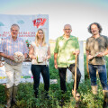 v.l.n.r. Herbert Nagl (Bio-Landwirt), Klaudia Atzmüller (Ja! Natürlich Geschäftsführerin), Andreas Steidl (Ja! Natürlich Geschäftsführer), Walter Fitz (Bodenexperte und Gutachter)