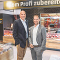 Kai Pataky und Mike Podobrin freuen sich über den Fleisch-Vorbestellservice.