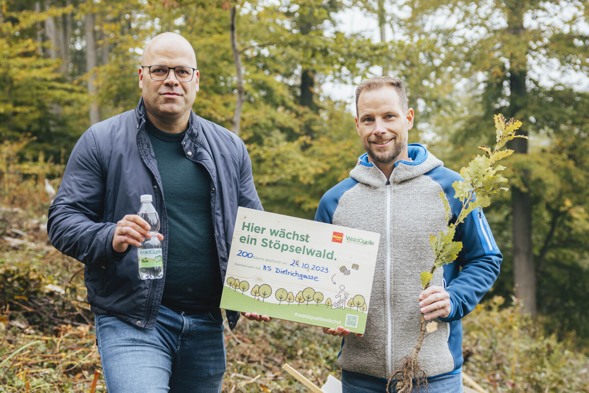 Vítězslav Staněk, Geschäftsführer von Waldquelle Mineralwasser und Kai Pataky, Geschäftsführer von PENNY Österreich (v.l.n.r)