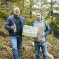 Vítězslav Staněk, Geschäftsführer von Waldquelle Mineralwasser und Kai Pataky, Geschäftsführer von PENNY Österreich (v.l.n.r)