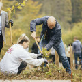 Vítězslav Staněk beim gemeinsamen Baumpflanzen