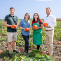 Patrick Haider, Aufsichtsrat bei der GEO-Gemüseerzeugerorganisation, Johanna Ettl, Expert Category Management - Obst, Gemüse & Blumen, PENNY Frischeheldin Beata Ferenti und Kai Pataky, Geschäftsführer PENNY Österreich (v.l.n.r.)