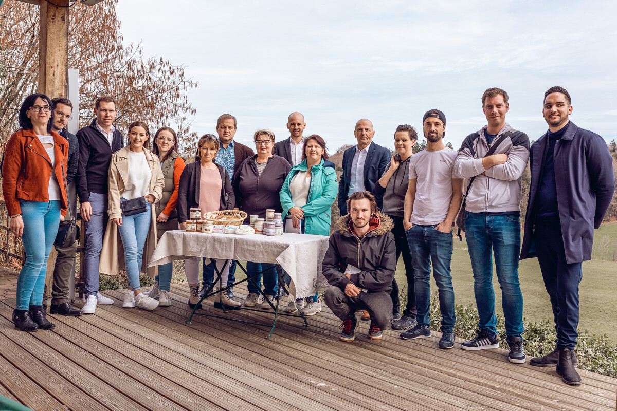 20 BILLA und BILLA PLUS Marktmanager:innen besuchten im Rahmen der BILLA Lokalitätstour in Kooperation mit dem Salzburger Agrar Marketing lokale Salzburger Produzent:innen in ihren Betrieben.