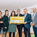 V.l.n.r.: Angelika Arnold (Freiwillige Mitarbeiterin Badhaus Leogang), Melanie Kranawendter (Freiwillige Mitarbeiterin Badhaus Leogang) und Marcella Ståberg (Projektleitung Badhaus Leogang) nahmen den Spendencheck von Elfi Hoheneder (BILLA PLUS Marktmanagerin), Hannes Gruber (BILLA Vertriebsdirektor) und Ernst Weißenbacher (BILLA Vertriebsleiter) entgegen.