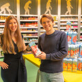 Verena Wiederkehr (BILLA Head of plant-based Business Development) und Luca Fichtinger (Wunderkern) mit Wunderkern Drink