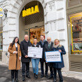 v.l.n.r.: Natalia Michalak (Unternehmenskommunikation der REWE Group Österreich), Christian Stella (Kabinettchef im Innenministerium, in Vertretung von Innenminister Gerhard Karner), Mlivo Nermina (Markmanagerin), Rainer Will (Handelsverband-Geschäftsführer), Michael Paterno (BILLA Vorstand), Monika Hoffmann (Frischemanagerin)