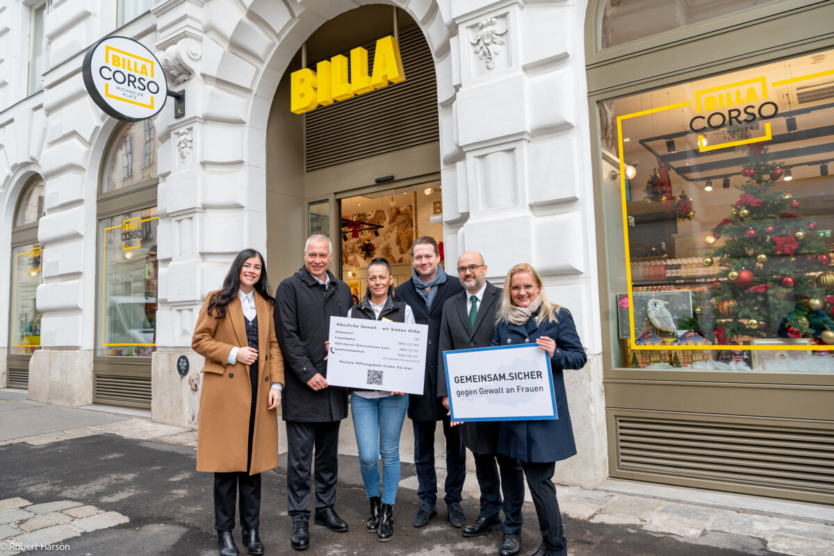 v.l.n.r.: Natalia Michalak (Unternehmenskommunikation der REWE Group Österreich), Christian Stella (Kabinettchef im Innenministerium, in Vertretung von Innenminister Gerhard Karner), Mlivo Nermina (Markmanagerin), Rainer Will (Handelsverband-Geschäftsführer), Michael Paterno (BILLA Vorstand), Monika Hoffmann (Frischemanagerin)