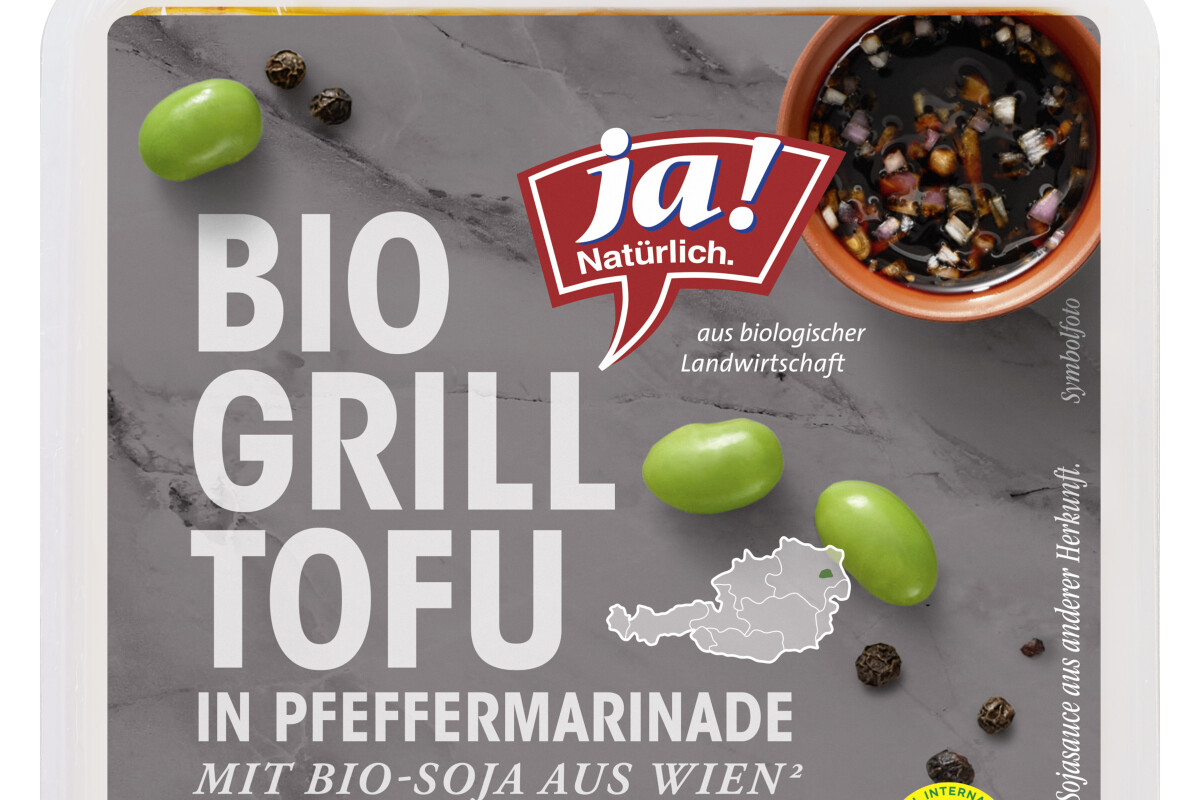 Verpackung von Bio Grill Tofu in Pfeffermarinade. Oben links das Logo "ja! Natürlich". Auf der Verpackung Abbildung von Pfefferkörnern und Sojabohnen. Gewicht: 220g. Vegan-Symbol und Hinweis auf Bio-Soja aus Wien.