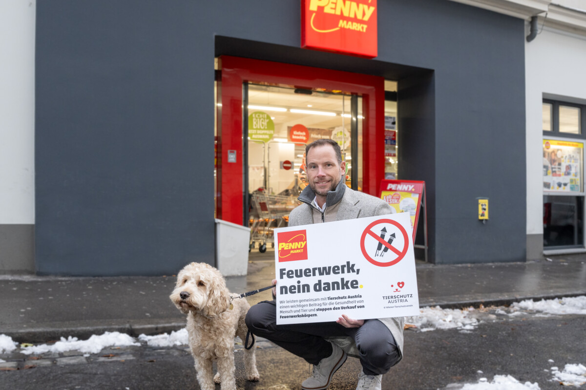 Geschäftsführer Kai Pataky mit Hund Louis vor PENNY Filiale