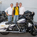 Stefan Weinlich (BILLA Vertriebsdirektor) mit Kurt Döring (BILLA) und Fabian Spicker (BILLA Vertriebsleiter) im Zuge der Harley-Davidson Charity-Tour.