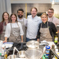 (v.l.n.r.): Simone Raihmann (Karma Food Founderin), Jelena Maier (Bloggerin und Köchin), Adi Raihmann (Karma Food Founder), Hannes Metz (Head of Sales bei AUMAERK), Eva-Maria Kaiser (gewerberechtliche Geschäftsführerin der BILLA Marktkonditorei) und Thom Grosmann („Bester Hobbykoch Österreichs“ 2020/21) freuten sich über den gemeinsamen Austausch beim Kochen.