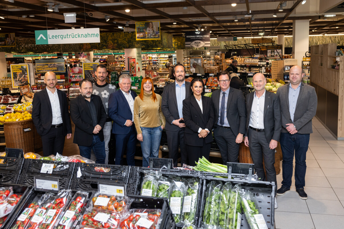 (v.l.n.r.): Bernhard Kreuzer (BILLA Vertriebsleiter), Thomas Hemmelmayr (BILLA Regionalitätsmanager), Markus Kuntke (Head of Trend und Innovation bei REWE International AG), Hannes Gruber (BILLA Vertriebsdirektor), Birgit Polster (Startup Finanzexpertin GründerCenter Erste Bank), Jörg Tomantschger (Senior Expert Clever Clover), Songül Weissenbacher (BILLA Frischemanagerin), Patrick Götz (Vorstand Tiroler Sparkasse), Gerhard Narr (Gründercenter Tiroler Sparkasse) und Gerhard Schmid (BILLA Regionalitätsmanager) freuten sich über das erfolgreiche Meet up-Event in Innsbruck.