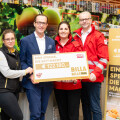 Laura-Marie Krismer (BILLA Marktmanagerin), Robert Nagele (BILLA Vorstand Immobilien & Nachhaltigkeit), Eva Kimmes (Unternehmenskooperationen und Veranstaltungen des Österreichischen Roten Kreuz) und Manfred Kumer (Leiter der Abteilung Philanthropie und Unternehmenskooperationen im Österreichischen Roten Kreuz) freuen sich über 122.180 Euro für Menschen in Not.