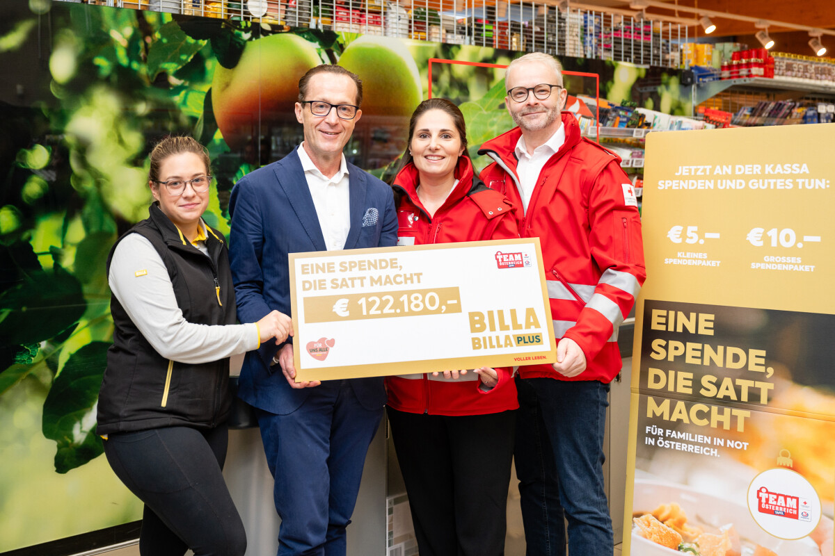 Laura-Marie Krismer (BILLA Marktmanagerin), Robert Nagele (BILLA Vorstand Immobilien & Nachhaltigkeit), Eva Kimmes (Unternehmenskooperationen und Veranstaltungen des Österreichischen Roten Kreuz) und Manfred Kumer (Leiter der Abteilung Philanthropie und Unternehmenskooperationen im Österreichischen Roten Kreuz) freuen sich über 122.180 Euro für Menschen in Not.