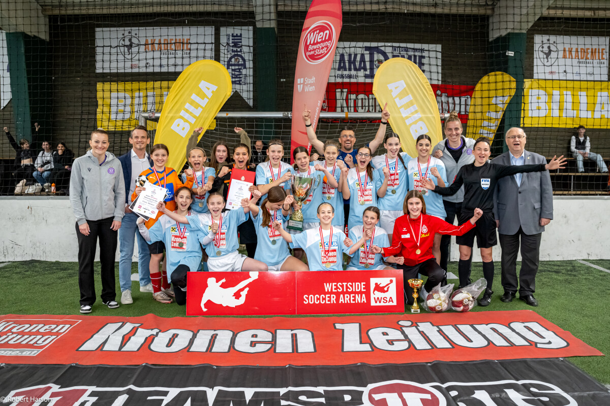 Acht Teams kämpften in der Westside Soccer Arena um den Titel der diesjährigen Hallenfußballmeisterschaft der Wiener Schulen, bis das Gymnasium in der Polgarstraße den Sieg für sich entscheiden konnte.