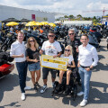 Fabian Spicker (BILLA Vertriebsleiter), Nicole Biegler (BILLA), Dieter Baier (Präsident des Harley-Davidson Charity-Fonds), Christina Holmes (Vizepräsidentin des Harley-Davidson Charity-Fonds), Hans Frisch (Vorstandsmitglied des Harley-Davidson Charity-Fonds) und Stefan Weinlich (BILLA Vertriebsdirektor) bei der BILLA Spendenscheck-Übergabe in Höhe von 3.000 Euro.