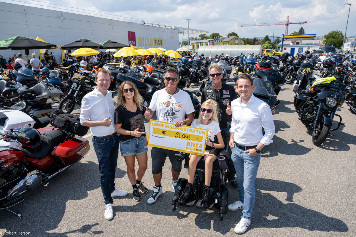 Fabian Spicker (BILLA Vertriebsleiter), Nicole Biegler (BILLA), Dieter Baier (Präsident des Harley-Davidson Charity-Fonds), Christina Holmes (Vizepräsidentin des Harley-Davidson Charity-Fonds), Hans Frisch (Vorstandsmitglied des Harley-Davidson Charity-Fonds) und Stefan Weinlich (BILLA Vertriebsdirektor) bei der BILLA Spendenscheck-Übergabe in Höhe von 3.000 Euro.