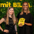 (v.l.n.r.): Verena Wiederkehr, BILLA Head of Plant-Based Business Development, freut sich zusammen mit Shani Wright, Heura Foods Head of Global Corporate Communications and PR, dass die plant-based Produkte von Heura ab sofort exklusiv bei BILLA, BILLA PLUS und BILLA PFLANZILLA erhältlich sind.