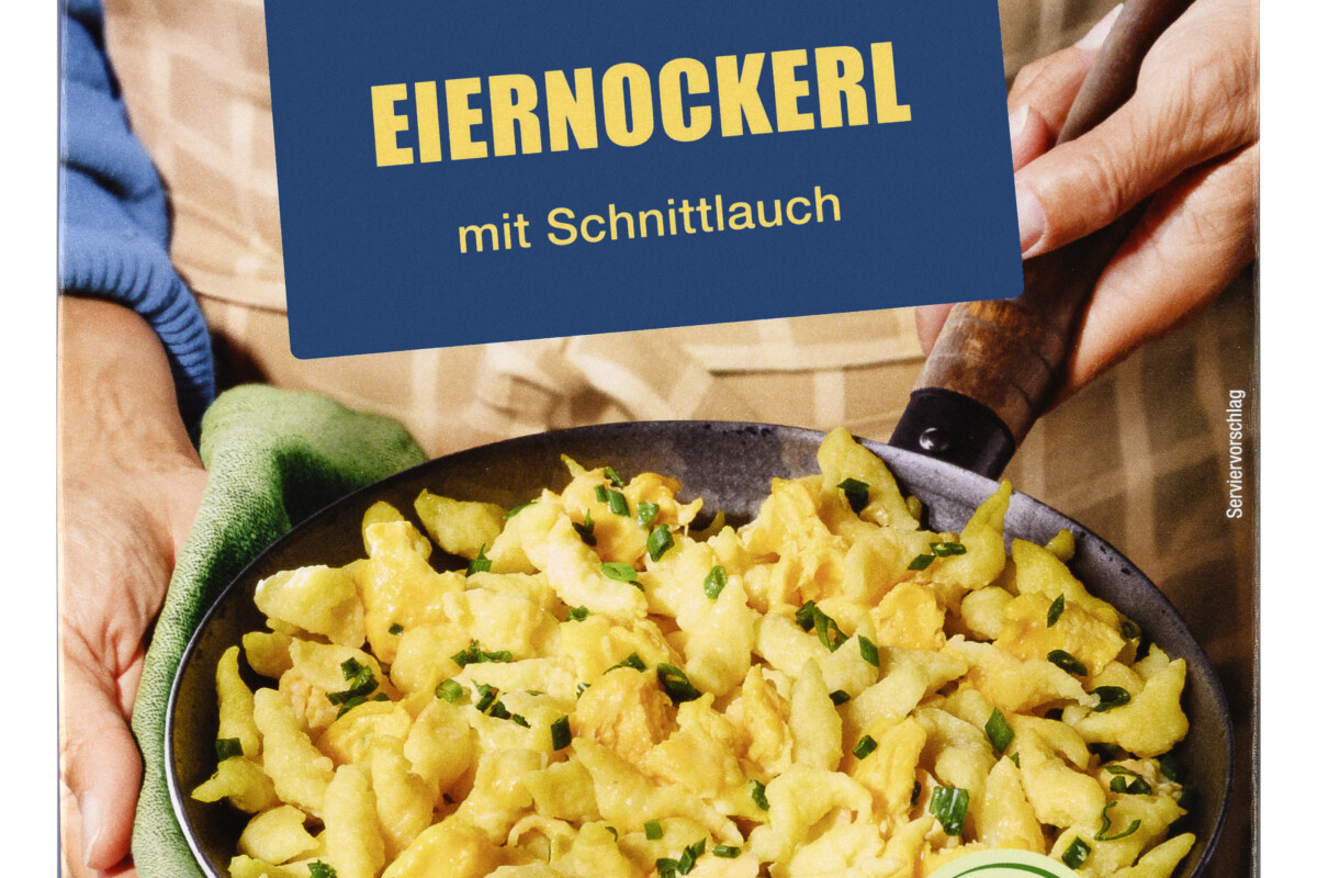 Verpackung von Billa's "Eiernockerl mit Schnittlauch". Die Packung zeigt eine Schüssel mit Eiernockerln, die mit Schnittlauch bestreut sind. Enthält Angaben wie "proteinquelle", "vegetarisch", Zubereitungszeit und Watt-Anzahl.